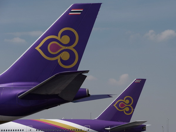 Máy bay của Thai Airways đậu tại sân bay quốc tế Suvarnabhumi ở Bangkok. (Ảnh: AFP/TTXVN) Thái Lan điều tra vụ các quan chức nhận hối lộ từ hãng Rolls Royce ảnh 1