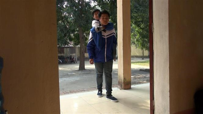 Thanh Hóa: Khen thưởng đôi bạn cõng nhau tới trường suốt 10 năm ảnh 1