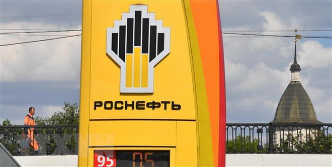 Biểu tượng của tập đoàn dầu mỏ Rosneft tại một trạm xăng ở Moskva, Nga. (Ảnh: AFP/TTXVN) Phản ứng của Nga về hoạt động thanh toán hợp đồng mua dầu với Ấn Độ ảnh 1