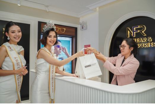 Các hoa hậu khám phá đại lộ shophouse NovaWorld Ho Tram ảnh 4