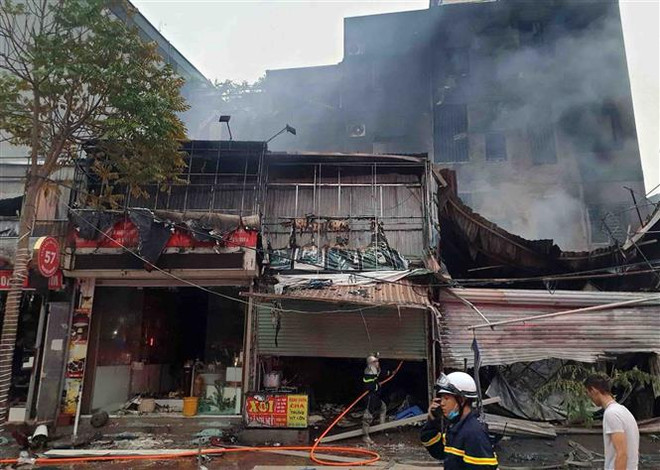Hà Nội: Cháy lớn cửa hàng phụ tùng ôtô, lan sang 6 nhà liền kề ảnh 1