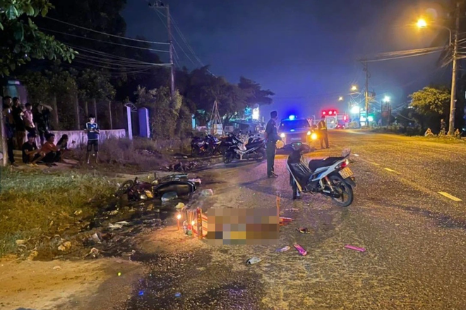 Xe máy va chạm với ôtô trên Quốc lộ 1, ba mẹ con thương vong ảnh 1