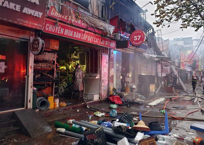 Hà Nội: Cháy lớn cửa hàng phụ tùng ôtô, lan sang 6 nhà liền kề ảnh 2