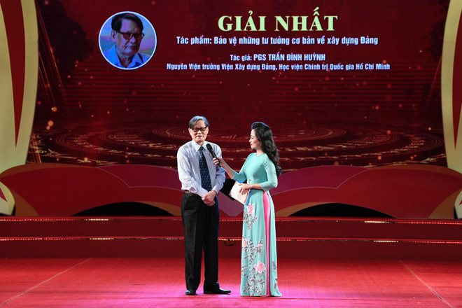 Trao giải Cuộc thi viết về bảo vệ nền tảng tư tưởng của Đảng ảnh 1