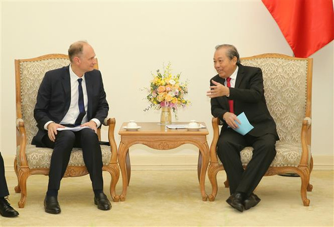 Phó Thủ tướng Thường trực Chính phủ Trương Hòa Bình tiếp ông Nate Easter, Phó Chủ tịch Điều hành Tập đoàn Techtronic Industries (TTI). (Ảnh: Doãn Tấn/TTXVN) Việt Nam muốn hợp tác với các nước trong phát triển chuỗi cung ứng ảnh 1