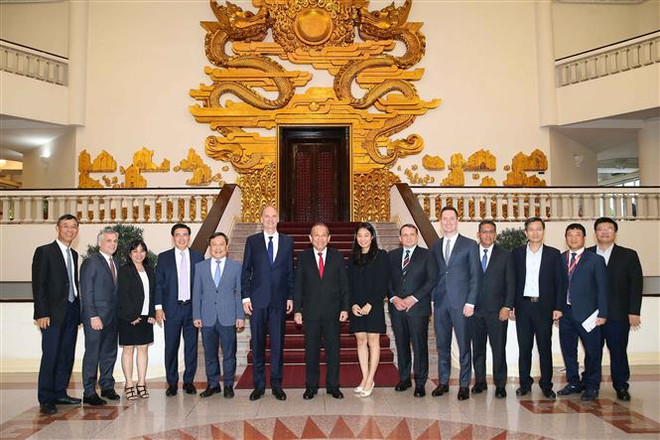 Phó Thủ tướng Trương Hòa Bình với các đại biểu. (Ảnh: Doãn Tấn/TTXVN) Việt Nam muốn hợp tác với các nước trong phát triển chuỗi cung ứng ảnh 2