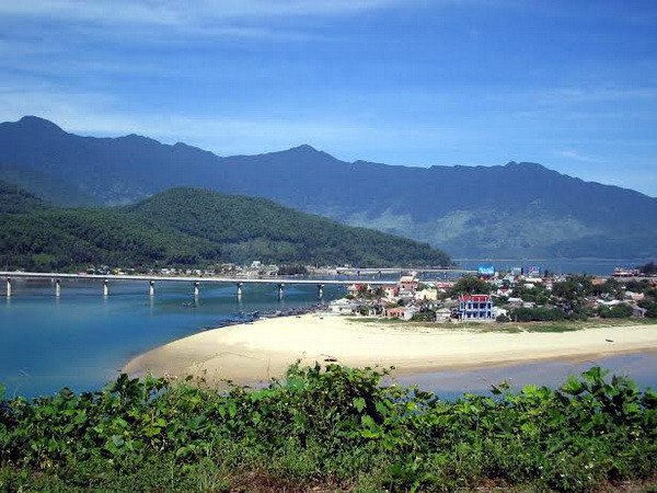 Một góc vịnh Lăng Cô. (Ảnh: Quốc Việt/Vietnam+) Khai mạc Lễ hội "Lăng Cô - Vịnh đẹp thế giới 2014" ảnh 1