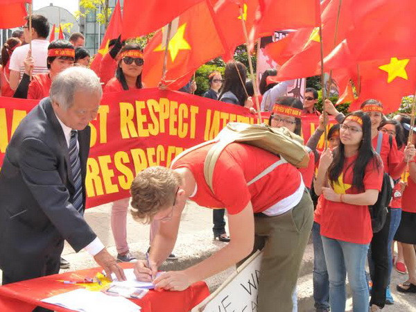 Míttinh trước trụ sở Hội đồng châu Âu để phản đối Trung Quốc ảnh 2