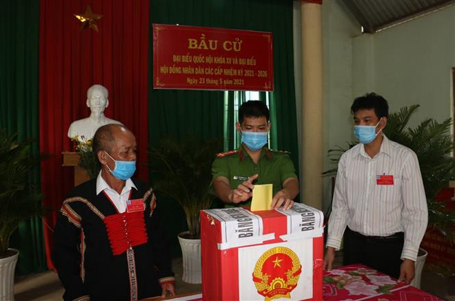 Cử tri Buôn U2, thị trấn Ea T’Linh, huyện Cư Jut đi bỏ phiếu. (Ảnh: Ngọc Minh/TTXVN) Phát huy tinh thần trách nhiệm, thực hiện quyền và nghĩa vụ công dân ảnh 4