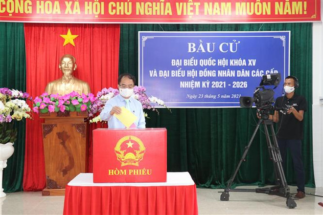 Trong ảnh: Cử tri tham gia bầu cử tại Tổ bầu cử số 18 phường Cái Khế, quận Ninh Kiều thành phố Cần Thơ. (Ảnh: Ngọc Thiện/TTXVN) Phát huy tinh thần trách nhiệm, thực hiện quyền và nghĩa vụ công dân ảnh 3