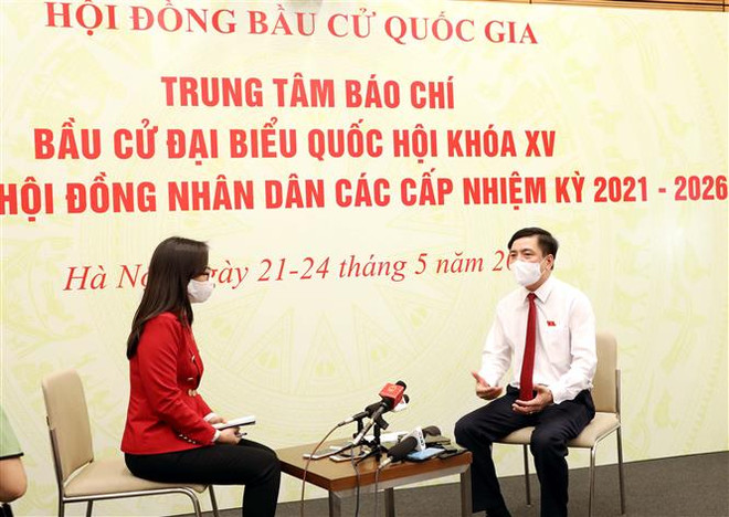 Tổng Thư ký, Chủ nhiệm Văn phòng Quốc hội, Chánh Văn phòng Hội đồng Bầu cử Quốc gia Bùi Văn Cường trả lời phỏng vấn các cơ quan thông tấn, báo chí. (Ảnh: Phạm Kiên/TTXVN) Cuộc bầu cử diễn ra thành công, tuyệt đối an toàn, đúng quy định ảnh 1