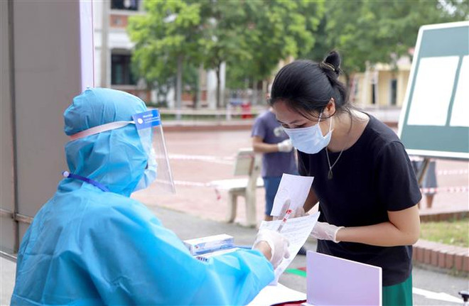 Cử tri tại khu cách ly Trung đoàn 834 Vĩnh Phúc làm thủ tục bầu cử. (Ảnh: Hoàng Hùng/TTXVN) Công tác bầu cử triển khai chu đáo, đúng kế hoạch, thời gian ảnh 1
