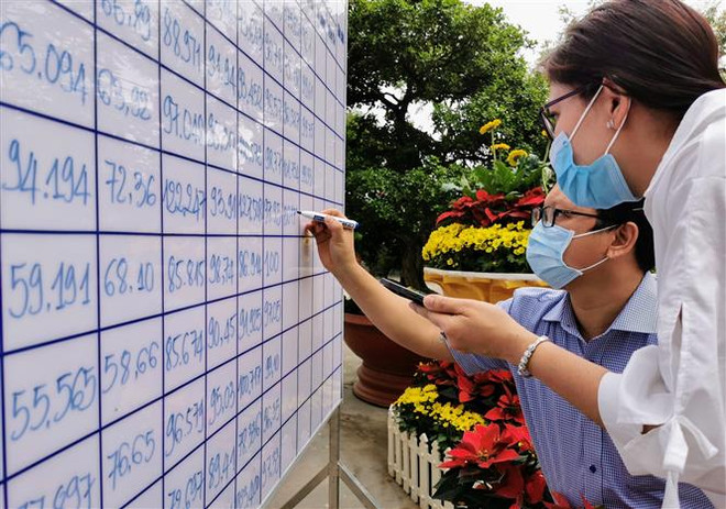 Ủy ban Bầu cử thành phố Cần Thơ cập nhật số liệu cử tri đi bầu. (Ảnh: Thanh Liêm/TTXVN) Công tác bầu cử triển khai chu đáo, đúng kế hoạch, thời gian ảnh 3