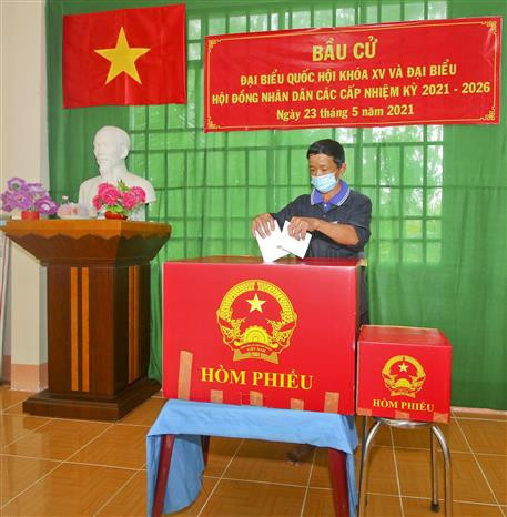 Cử tri Lâm Quang Hải, một trong những cử tri cuối cùng bỏ phiếu bầu cử lúc gần 10 giờ sáng 23/5, tại khu vực bỏ phiếu số 8, ấp 6, xã Vị Thủy (Vị Thủy, Hậu Giang). (Ảnh: Duy Khương/TTXVN) Phát huy tinh thần trách nhiệm, thực hiện quyền và nghĩa vụ công dân ảnh 5