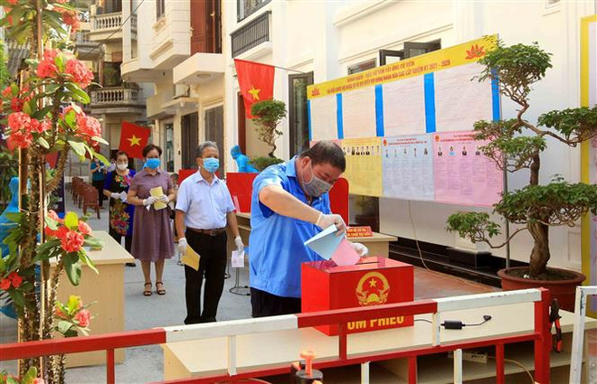 Hơn 60 cử tri tại ngõ 10 Phan Chu Trinh, phường Hoàng Văn Thụ, thành phố Hải Phòng bỏ phiếu bầu tại Tổ bầu cử số 2. (Ảnh: An Đăng/TTXVN) Phối hợp chặt chẽ, đảm bảo an ninh, an toàn tuyệt đối cho Ngày Bầu cử ảnh 1