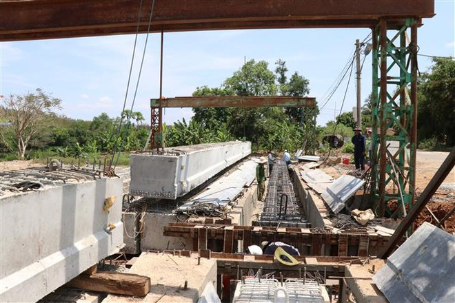 Thi công dự án cầu Yang Trung, huyện Krông Chro, Gia Lai. (Ảnh: Hoài Nam/TTXVN) Đẩy nhanh tiến độ, nâng cao chất lượng xây dựng Kế hoạch đầu tư công ảnh 2