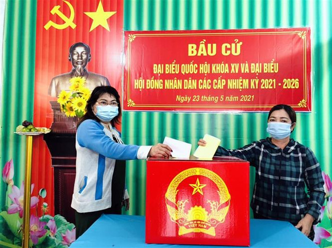 Cử tri phường Pháo Đài, thành phố Hà Tiên, Kiên Giang, bỏ phiếu bầu. (Ảnh: Lê Sen/TTXVN) Công tác bầu cử triển khai chu đáo, đúng kế hoạch, thời gian ảnh 2