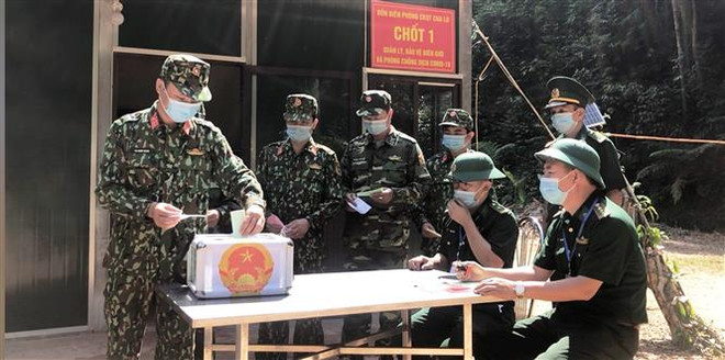 Các chiến sỹ biên phòng Quảng Bình bỏ phiếu vào hòm phiếu. (Ảnh: TTXVN phát) Ngày Bầu cử đã diễn ra an toàn, dân chủ, đúng quy định ảnh 3