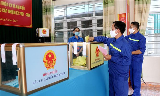 Công nhân ngành than Quảng Ninh nô nức đi bầu cử. (Ảnh: Văn Đức/TTXVN) Ngày Bầu cử đã diễn ra an toàn, dân chủ, đúng quy định ảnh 1