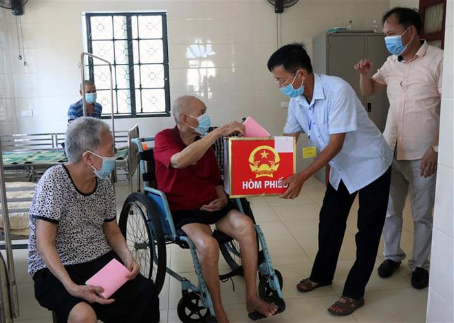 Các lão thành cách mạng tại Trung tâm bảo trợ xã hội tỉnh Hà Tĩnh bỏ phiếu bầu cử. (nh: Công Tường/TTXVN) Cử tri tin tưởng lựa chọn người đại diện cho nhân dân ảnh 3