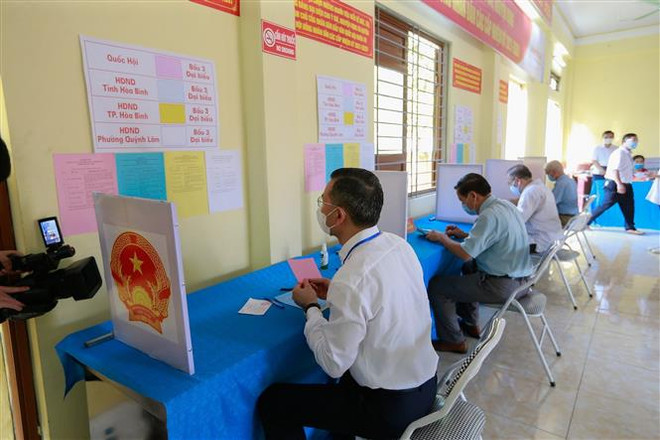 Các cử tri tham gia thực hiện các quy trình bầu cử tại điểm bỏ phiếu phường Quỳnh Lâm, thành phố Hòa Bình. (Ảnh: Trọng Đạt/TTXVN) Công tác bầu cử triển khai chu đáo, đúng kế hoạch, thời gian ảnh 5
