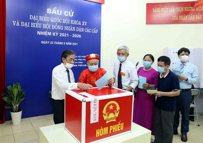 Cử tri bỏ phiếu tại khu vực bỏ phiếu số 4, phường Vĩnh Phúc, Quận Ba Đình, Hà Nội. (Ảnh: Phạm Kiên/TTXVN) 99,13% cử tri thành phố Hà Nội đã đi bỏ phiếu bầu cử ảnh 1