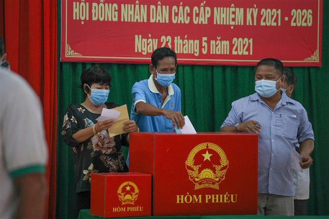 Cử tri đi bầu cử tại khu vực bỏ phiếu số 4, xã Vị Thắng, Vị Thủy, Hậu Giang. (Ảnh: Duy Khương/TTXVN) Phối hợp chặt chẽ, đảm bảo an ninh, an toàn tuyệt đối cho Ngày Bầu cử ảnh 2