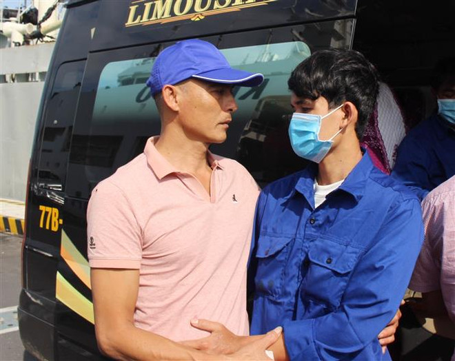 Đưa 6 ngư dân tàu cá Bình Định gặp nạn trên biển về đất liền an toàn ảnh 2