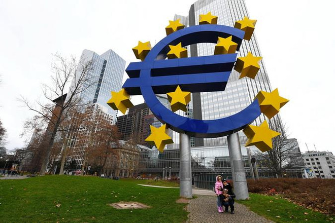 Biểu tượng đồng euro tại Frankfurt của Đức. (Ảnh: THX/TTXVN) Eurostat: Lạm phát của Eurozone vẫn ở mức thấp trong tháng Tám ảnh 1