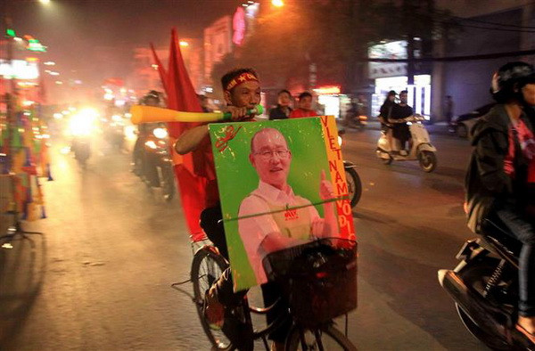 Sản phẩm ăn theo AFF Cup tăng giá nhờ sức nóng của trận chung kết ảnh 1