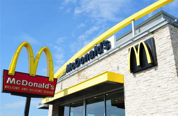 Một cửa hàng của McDonald's ở Gettysburg, bang Pennsylvania, Mỹ. (Nguồn: AFP/TTXVN) Phong trào #MeToo lan tới chuỗi cửa hàng ăn nhanh McDonald's ảnh 1