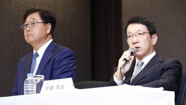 CEO Mitsubishi Motors Takao Kato (phải). (Nguồn: Kyodo) CEO Mitsubishi cam kết tăng cạnh tranh qua liên doanh Nissan, Renault ảnh 1