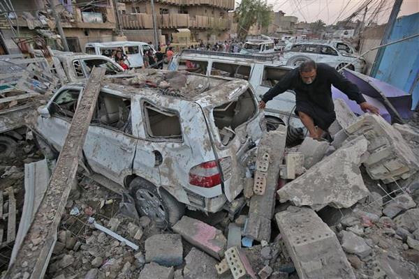 Hiện trường một vụ nổ tại quận Sadr City ở thủ đô Baghdad, Iraq. (Nguồn: AFP/TTXVN) Liên hợp quốc cảnh báo sự trỗi dậy của tổ chức khủng bố IS ở Iraq ảnh 1