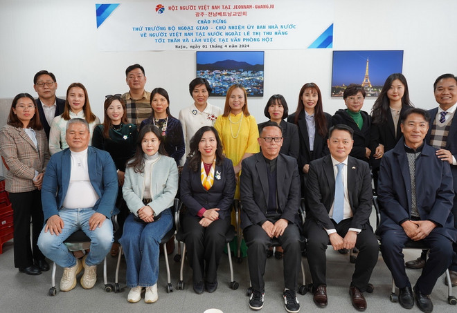 Thứ trưởng Bộ Ngoại giao Lê Thị Thu Hằng với Hội người Việt Nam tại Jeonbuk và Jeonnam Gwang Ju. (Ảnh: TTXVN phát) ttxvn_0204_le thi thu hang (4).jpg
