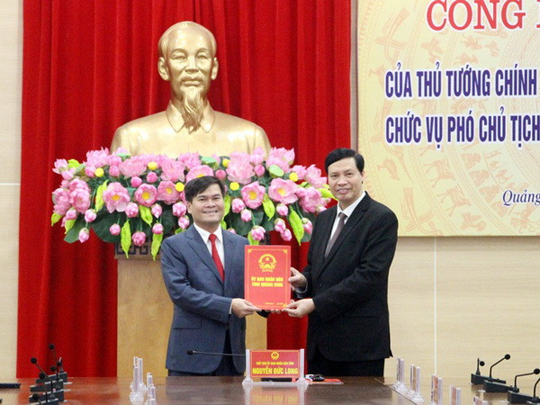 Thừa ủy quyền của Thủ tướng Chính phủ, ông Nguyễn Đức Long, Phó Bí thư Tỉnh ủy, Chủ tịch Ủy ban Nhân dân tỉnh, trao Quyết định của Thủ tướng Chính phủ cho ông Bùi Văn Khắng. (Nguồn: quangninh.gov.vn) Thủ tướng phê chuẩn ông Bùi Văn Khắng làm Phó Chủ tịch tỉnh Quảng Ninh ảnh 1
