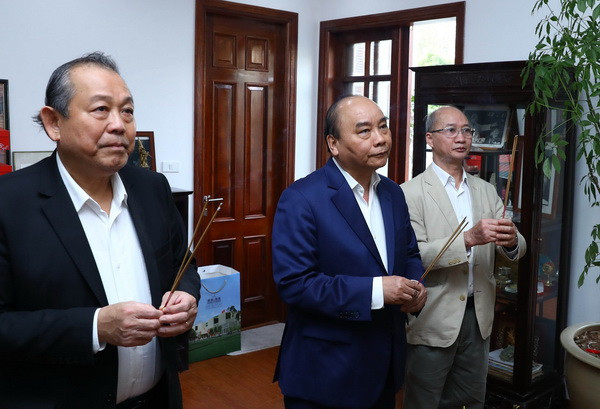 Thủ tướng dâng hương tưởng nhớ các nguyên lãnh đạo Đảng, Nhà nước ảnh 1