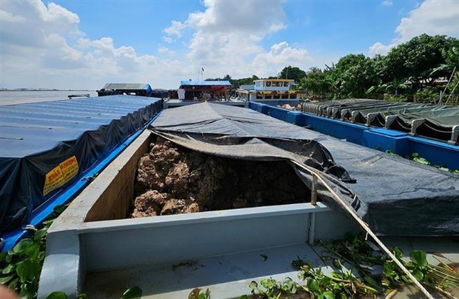 An Giang: Phát hiện 3 sà lan chở hàng trăm m3 đất không rõ nguồn gốc ảnh 2