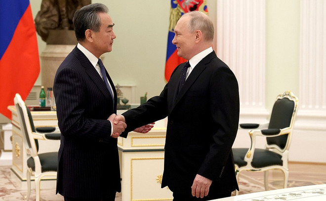 Tổng thống Liên bang Nga Vladimir Putin (phải) và Ngoại trưởng Trung Quốc Vương Nghị. (Nguồn: TASS) Tổng thống Nga Putin tiếp Ngoại trưởng Trung Quốc Vương Nghị ảnh 1