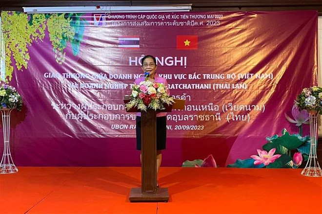 Bà Songluk Woraphai, Phó Tỉnh trưởng Ubon Ratchathani, giới thiệu tiềm năng và thế mạnh của địa phương. (Ảnh: TTXVN phát) Thúc đẩy hợp tác giữa tỉnh Quảng Trị với các tỉnh Đông Bắc Thái Lan ảnh 4