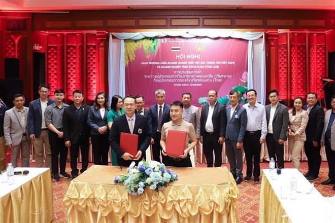 Ký biên Bản ghi nhớ Hợp tác giữa doanh nghiệp 2 tỉnh Quảng Trị-Khon Kaen. (Ảnh: TTXVN phát) Thúc đẩy hợp tác giữa tỉnh Quảng Trị với các tỉnh Đông Bắc Thái Lan ảnh 1