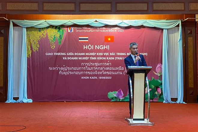 Tổng Lãnh sự Chu Đức Dũng phát biểu tại Hội nghị Giao thương giữa doanh nghiệp khu vực Bắc Trung Bộ Việt Nam với các doanh nghiệp tỉnh Khon Kaen. (Ảnh: TTXVN phát) Thúc đẩy hợp tác giữa tỉnh Quảng Trị với các tỉnh Đông Bắc Thái Lan ảnh 2