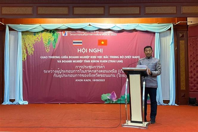 Ông Suthep Maneechote, Phó Tỉnh trưởng Khon Kaen, giới thiệu tiềm năng và thế mạnh của địa phương. (Ảnh: TTXVN phát) Thúc đẩy hợp tác giữa tỉnh Quảng Trị với các tỉnh Đông Bắc Thái Lan ảnh 3