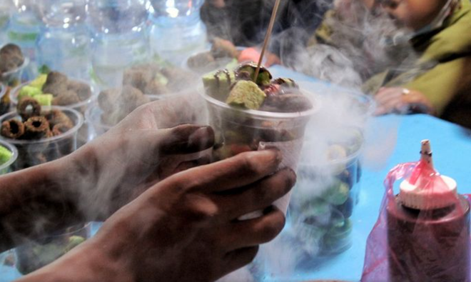 Indonesia báo động trước việc trẻ bỏng dạ dày vì ăn món "hơi thở rồng" ảnh 1