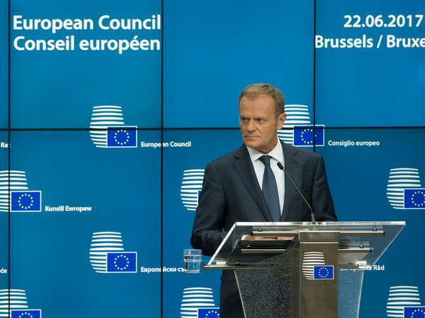 Chủ tịch Hội đồng châu Âu Donald Tusk tại cuộc họp báo chung ở Brussels ngày 22/6. (Ảnh: EPA/TTXVN) EU nhất trí tăng cường an ninh quốc phòng và chống khủng bố ảnh 1