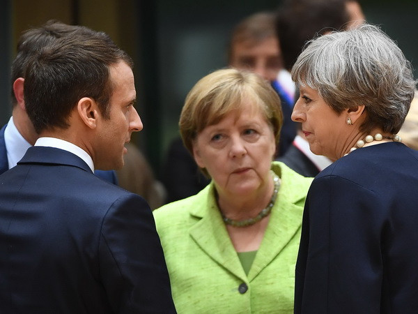 Thủ tướng Anh Theresa May (phải) và Thủ tướng Đức Angela Merkel (giữa) cùng Tổng thống Pháp Emmanuel Macron (trái) tại Hội nghị thượng đỉnh EU ở Brussels (Bỉ) ngày 22/6. (Ảnh: AFP/TTXVN) Anh đề xuất kế hoạch đảm bảo quyền lợi cho công dân EU hậu Brexit ảnh 1