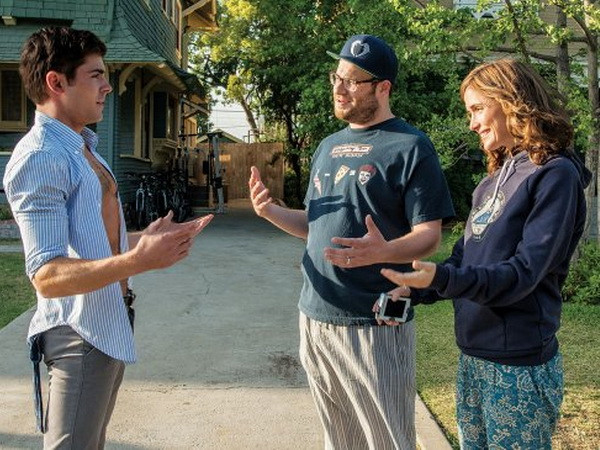 Zac Efron (trái) và Seth Rogen (giữa) trong "Neighbors." (Nguồn: Hollywood Reporter) Phim hài Neighbors bất ngờ truất ngôi Spiderman 2 ảnh 1