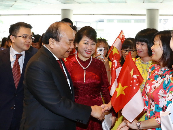 Thủ tướng cắt băng khai trương Tuần lễ hàng Việt Nam tại Singapore ảnh 1