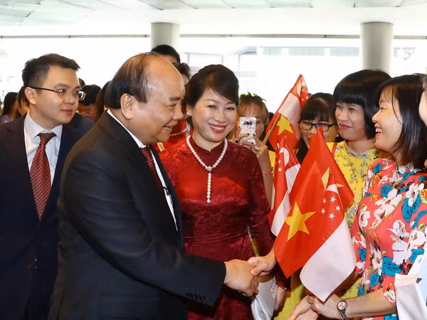 Thủ tướng cắt băng khai trương Tuần lễ hàng Việt Nam tại Singapore ảnh 1
