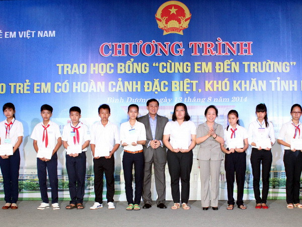 Phó Chủ tịch nước trao học bổng "Cùng em đến trường" ảnh 1