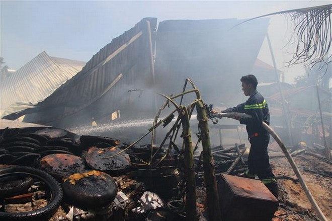 Hỏa hoạn thiêu rụi một xưởng sản xuất đệm mút ở Bình Dương ảnh 1